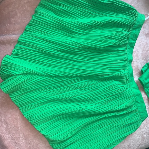Green matching short set. - Picture 5 of 5